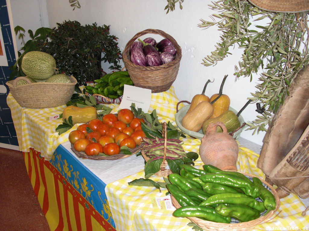 Tisch mit Gemüse, Kürbissen und Melonen