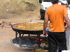 Große Paella läuft über