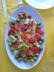 spanischer Salat mit Tomaten, Zwiebeln und Oliven