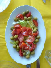 spanischer Salat mit Tomaten, Zwiebeln und Oliven