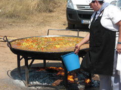 Paella-Saft mit Eimer auffangen