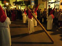 Büßer mit Holzkreuz