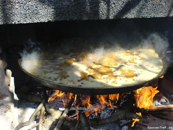Paella beginnt zu kochen