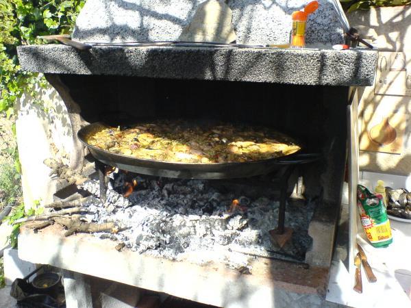 Paella über dem Feuer