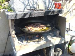 Anbraten der Garnelen in Olivenöl in der Paella