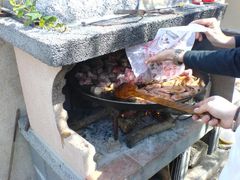 Hinzufügen von Fleisch in die Paella