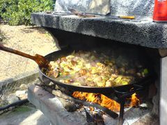 Hinzufügen der Bohnen zur Paella