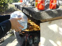 Hinzufügen von Wasser zur Paella