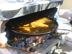 Hinzufügen von noch mehr Wasser in die Paella