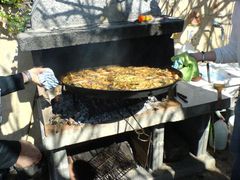 Paella vom Grill nehmen