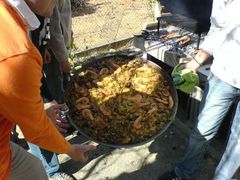 Getragene, fertige Paella