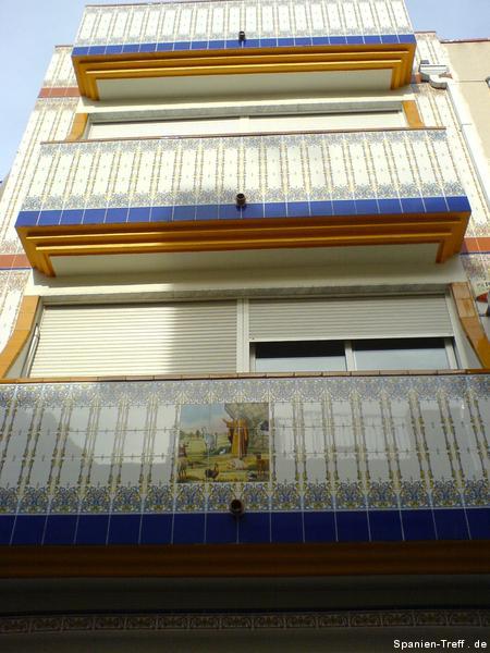 Kunstvoll gekachelte Balkone