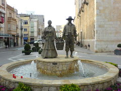 Brunnen mit Paar und Korb mit Artischocken