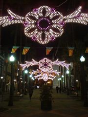 Beleuchteter Platz bei Nacht