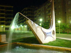 Beleuchteter moderner Brunnen und Wasserfontaine