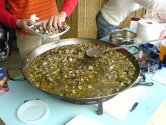 Muscheln zur Fideuá kochen