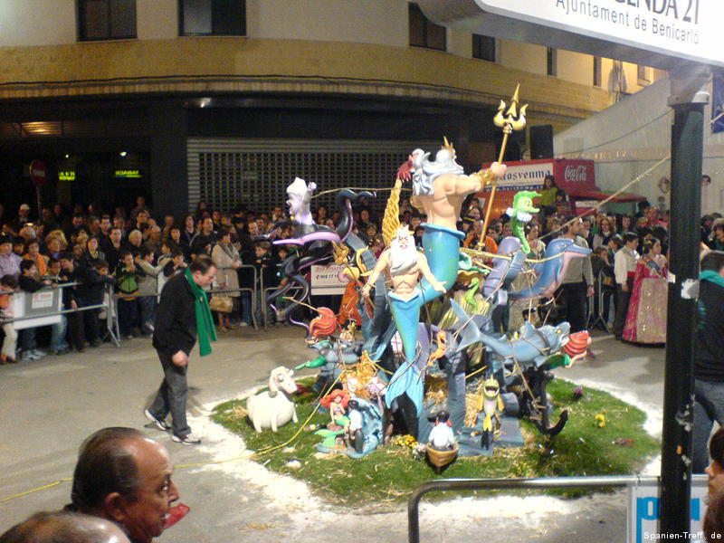 Abbrennen der Fallas Figuren in Benicarló