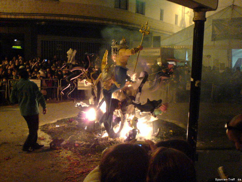 Abbrennen der Fallas Figuren in Benicarló