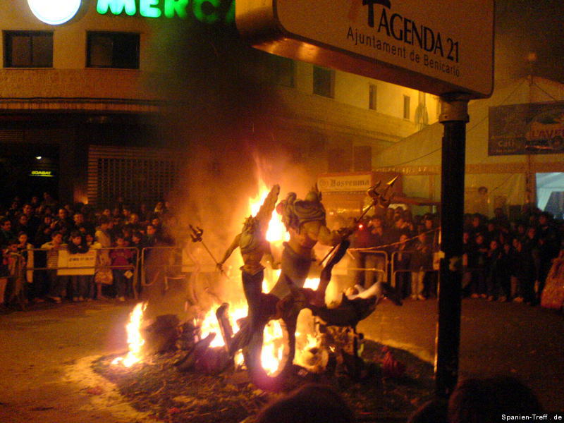 Abbrennen der Fallas Figuren in Benicarló