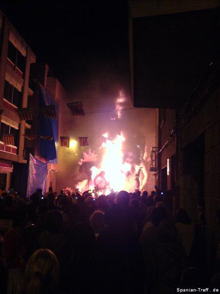 Abbrennen der Fallas Figuren in Benicarló