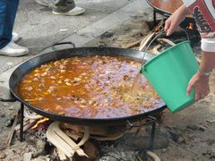 Wasser wird mit Eimer hinzugefügt