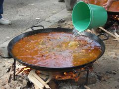 Wasser wird mit einem Eimer hinzugefügt