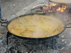 Umrühren der kochenden Paella