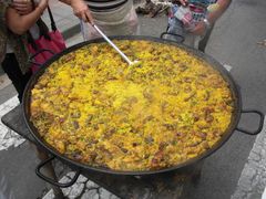 Servier bereite Paella