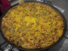 Paella mit Fleisch, Bohnen und Erbsen