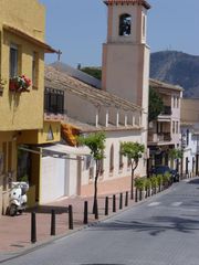 alfas bergstrasse mit kirche