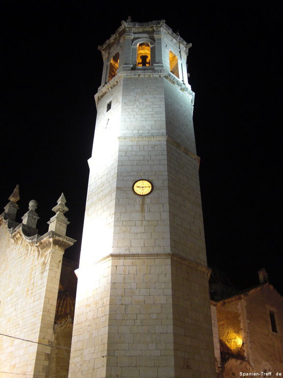 Kirchturm der Kirche Sant Bartomeu von Benicarló bei Nacht