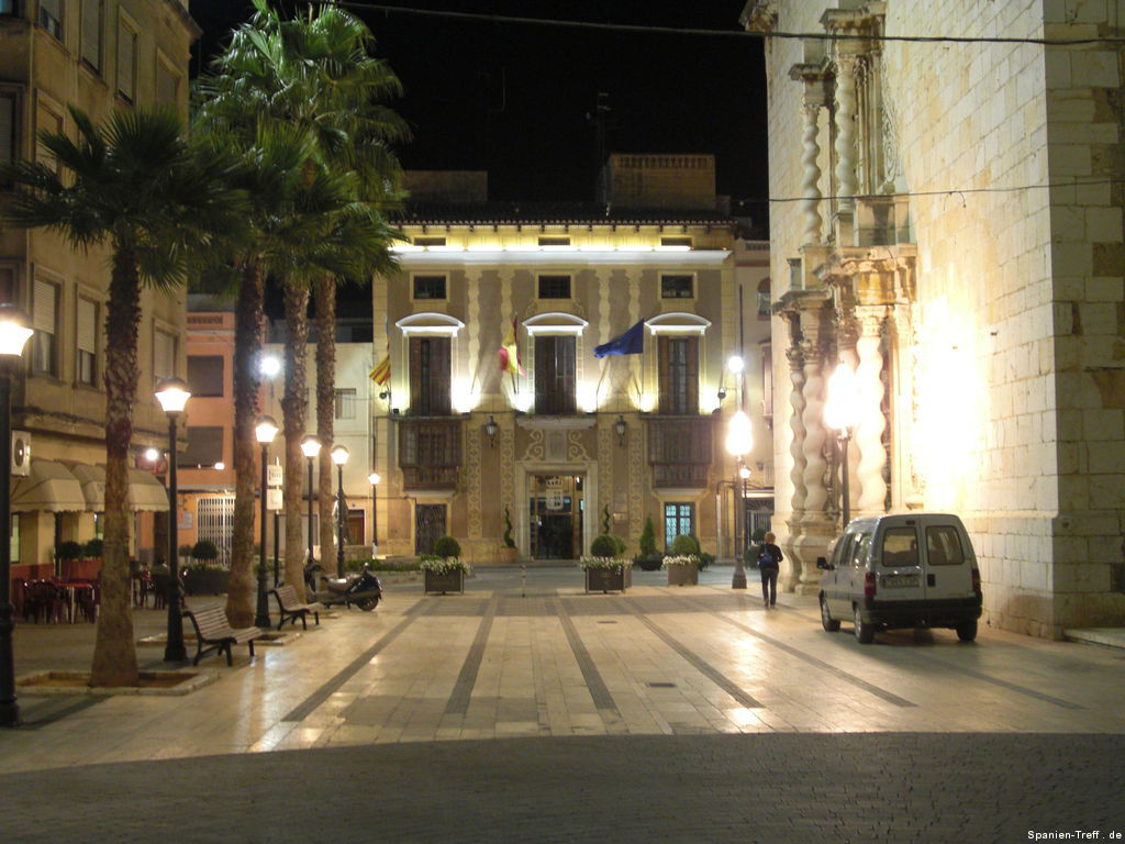 Blick auf das Rathaus von Benicaró bei Nacht