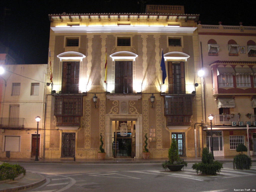 Rathaus von Benicaró bei Nacht
