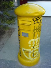 Spanischer Briefkasten mit Graffiti