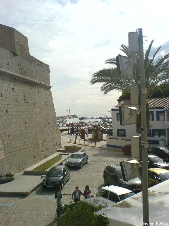 Blick zum Hafen von Peñíscola und Waschbecken