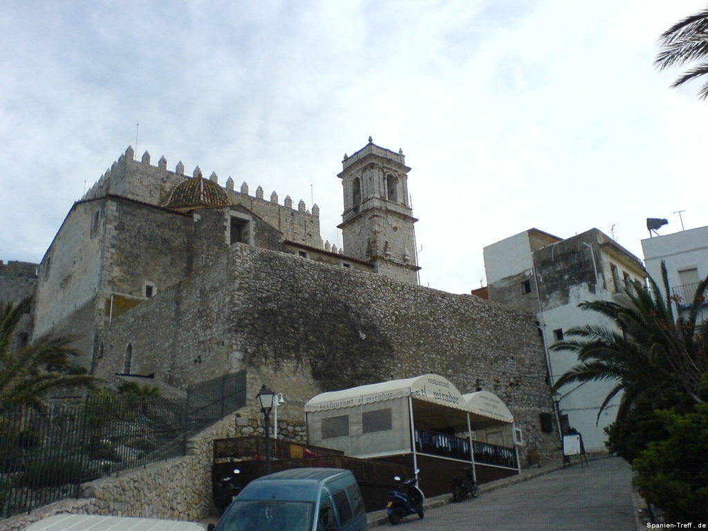 Blick von unten auf Kirche und Burg von Peñíscola