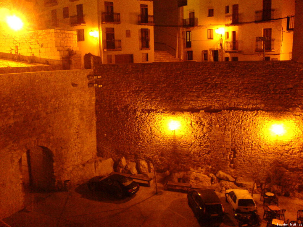 Mauern und Häuser von Peñíscola bei Nacht