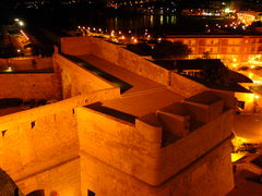 Mauern und Meer von Peñíscola bei Nacht