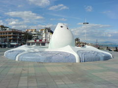 Moderner Brunnen vor Peñíscola