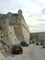 Stadtmauer, Fels und Straße von Peñíscola