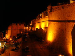 Stadtmauern und Straße von Peñíscola bei Nacht