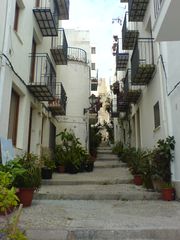 Enge Gasse von Peñíscola mit Blumen