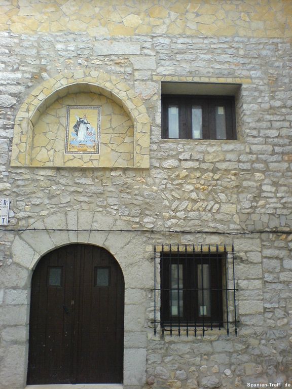 Alte Steinfassade am Haus mit Heiligenbildnis