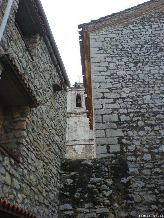 Alte Mauern mit Blick auf Kirchturm