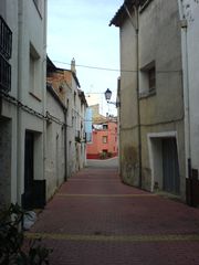 Gasse mit rotem Haus am Ende