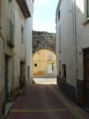 Teil eines Torbogens der alten Stadtmauer