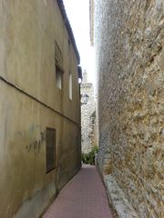 Enge Gasse mit Mauer und Hauswand