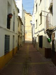 Gasse mit Kirche im Hintergrund