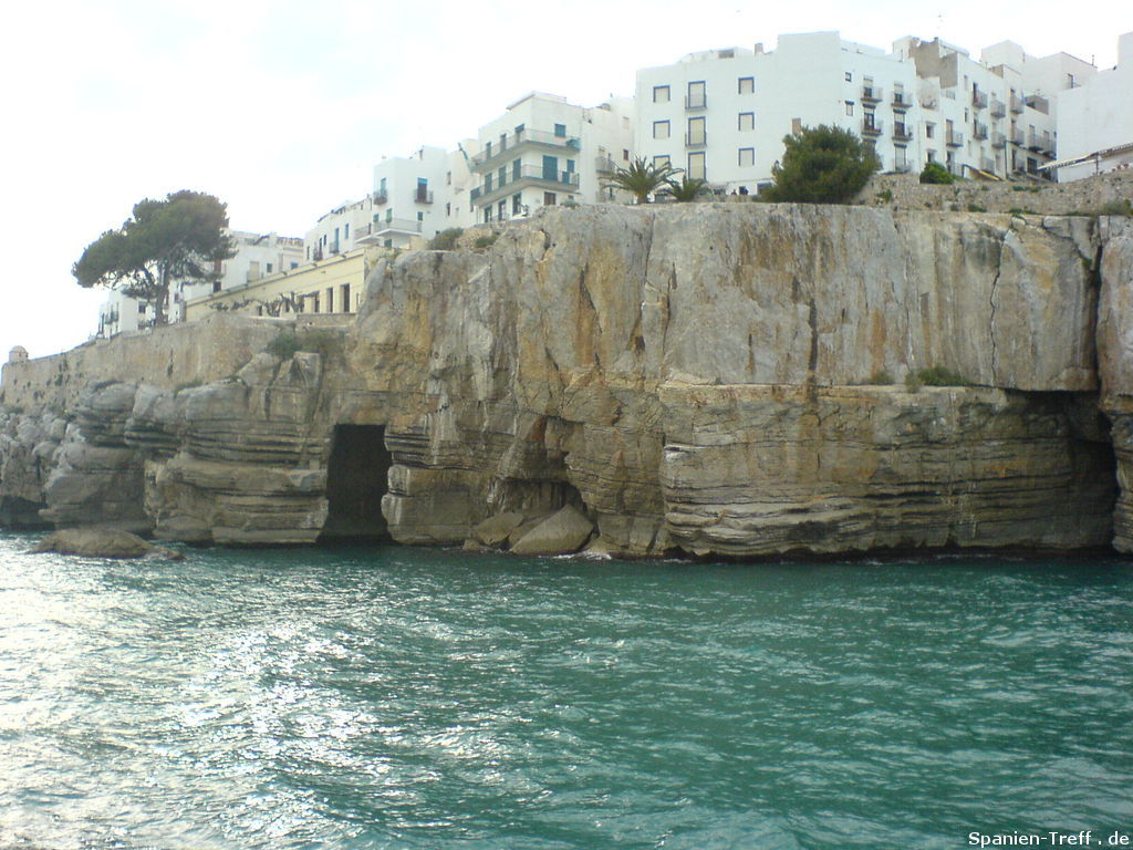 Der Fels von Peñiscola im Meer und die Stadt darauf