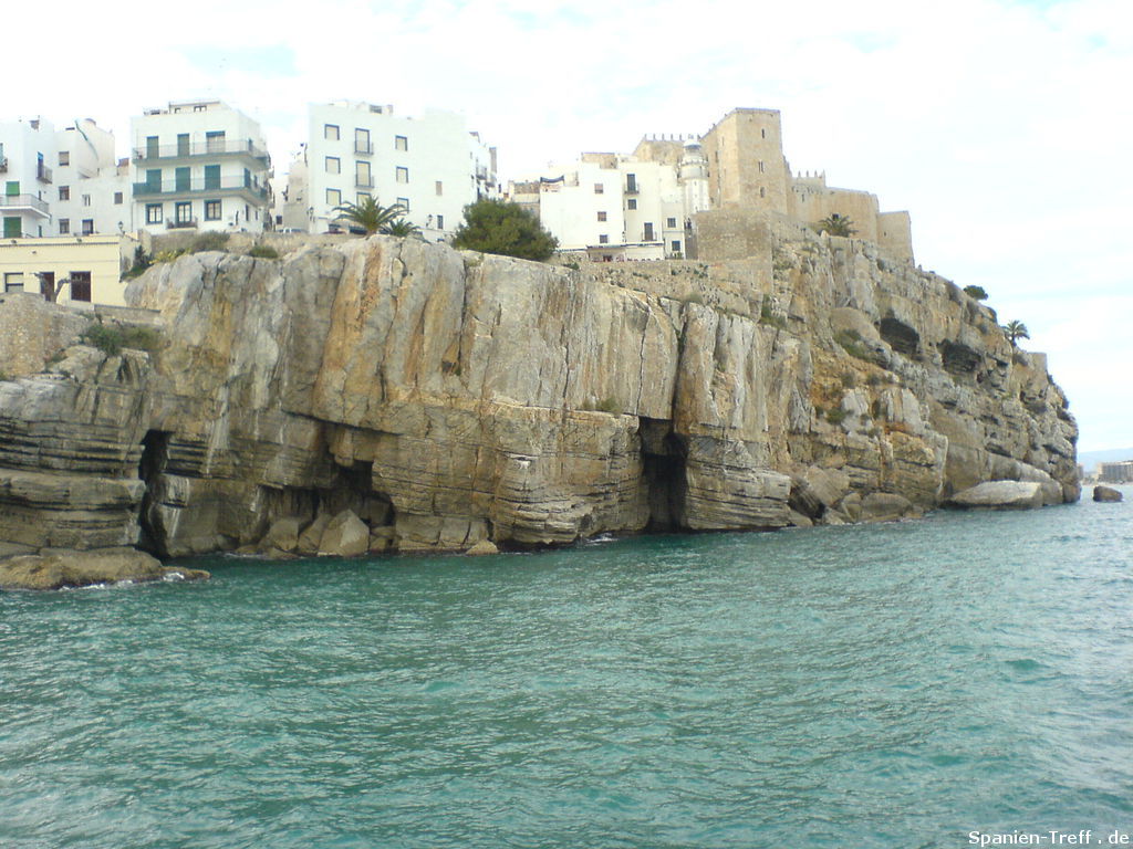 Der Fels von Peñiscola im Meer und die Stadt darauf